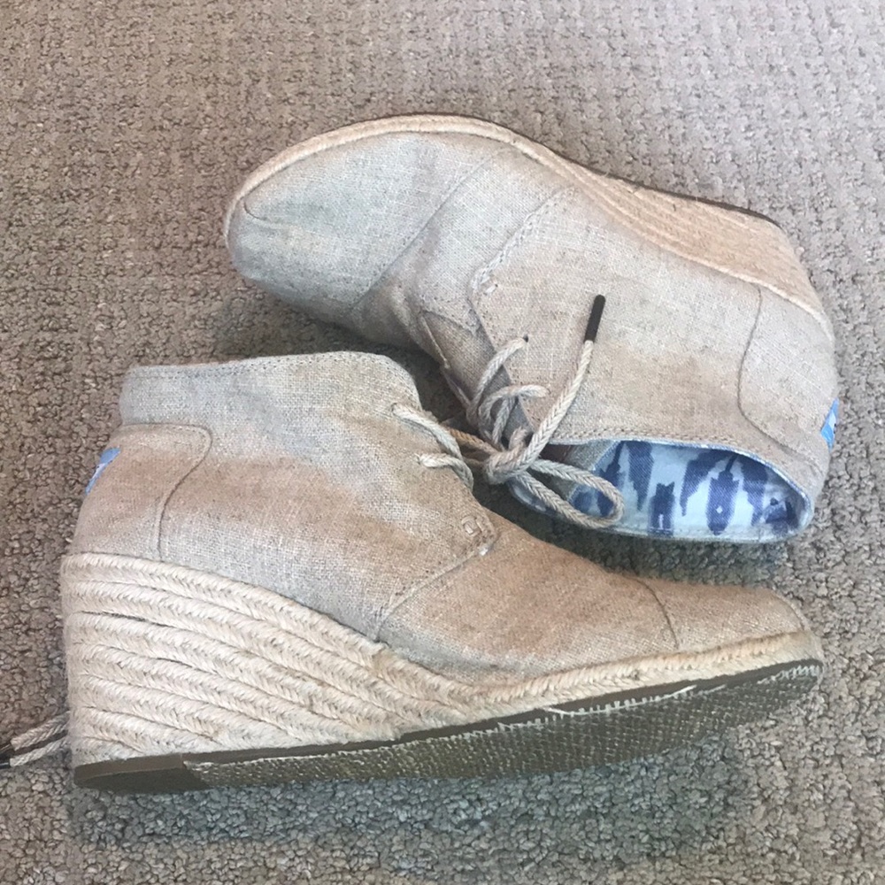 Tom’s size 8 linen wedge bootie